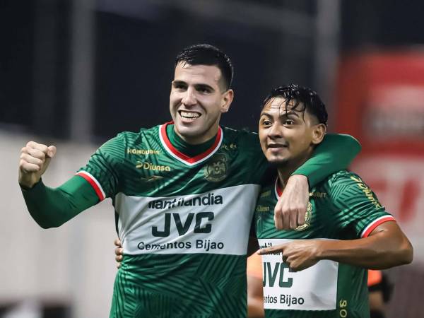 Nicolás Messiniti celebrando su primer gol del partido contra el Juticalpa FC junto a Alexy Vega.