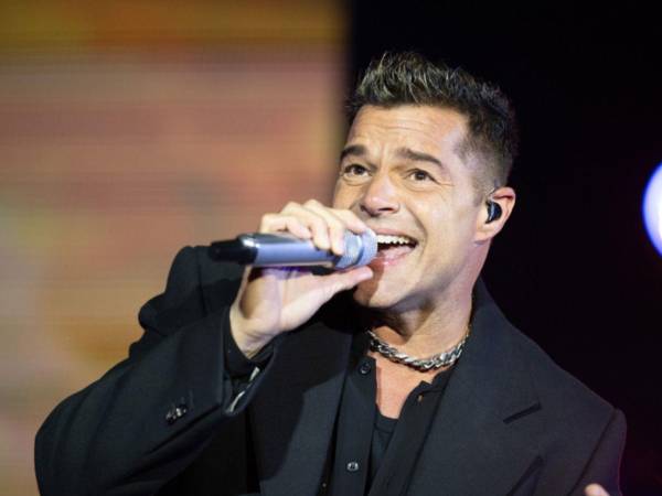 Ricky Martin celebra también el 26 aniversario de su primera actuación en los VMA, en 1999 donde interpretó su éxito Livin' la vida loca.