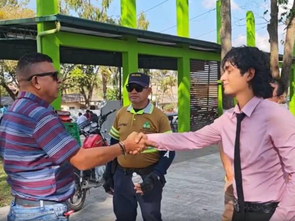 A la derecha, Jonathan Rivera, el protagonista de una historia que comenzó con vandalismo y terminó siendo ejemplar.