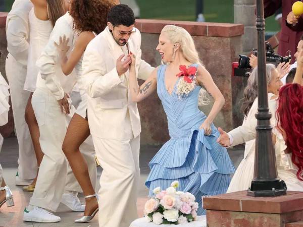 Bad Bunny bailando salsa con Lady Gaga.