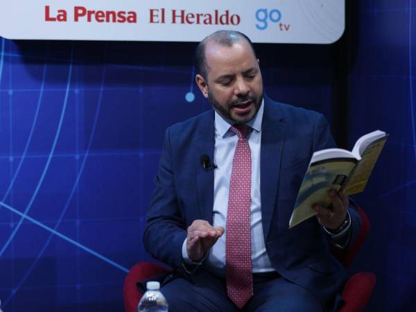 Gustavo Solórzano, presidente del Colegio de Abogados de Honduras (CAH), en el foro Hablemos de Política.