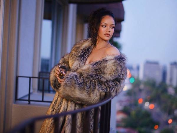 El entorno familiar de <b>Rihanna</b> podría incorporar un nuevo integrante próximamente. La artista, reconocida mundialmente tanto por su música como por su faceta empresarial, avivó rumores sobre la posibilidad de tener cuatro hijos tras un comentario espontáneo en la publicación de una influencer en Instagram.