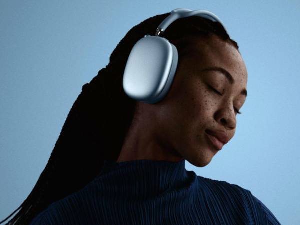 La compañía indicó en un comunicado que los AirPods Max 2 ofrecen una cancelación activa de ruido 1,5 veces más eficaz en comparación con los AirPods Max originales, presentados en 2020.