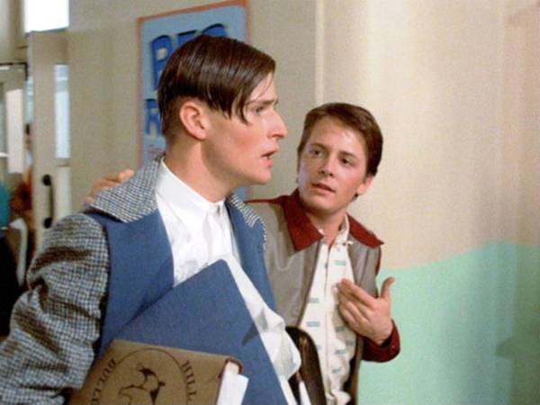 Una exmodelo presentó una demanda contra el actor de ‘Volver al futuro’ Crispin Glover, en la que alega que la mantuvo “cautiva”, la utilizó “para sexo y trabajo gratuito” y la agredió físicamente. Glover se hizo mundialmente famoso por interpretar a George McFly, padre de Marty,.