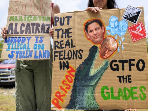 Activistas asisten a la protesta 'Stop Alligator Alcatraz' frente a la entrada del Aeropuerto de Entrenamiento y Transición Dade-Collier en Ochopee, Florida. EFE
