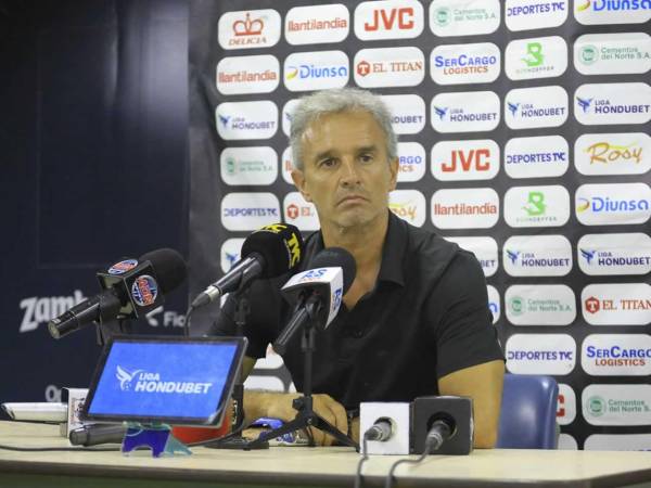 Pablo Lavallén, con semblante muy serio en conferencia de prensa tras la derrota de Marathón ante Choloma.