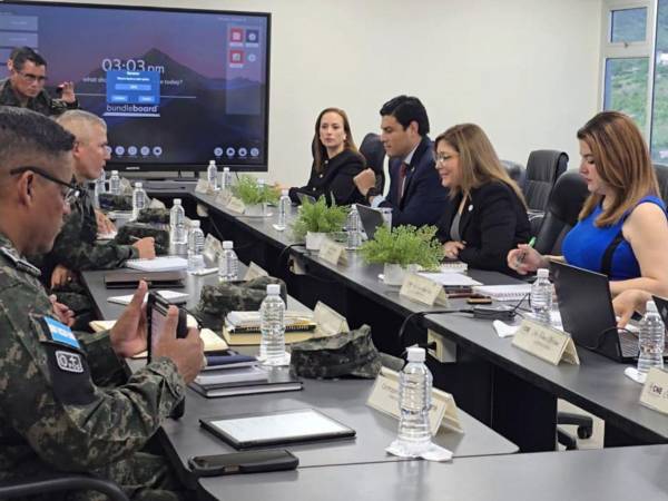 Consejeros del CNE durante la reunión con con la cúpula del Estado Mayor Conjunto.