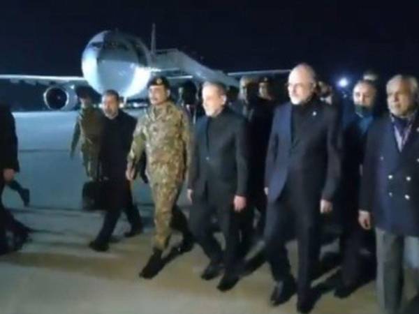 La delegación iraní para las conversaciones de paz con Estados Unidos, liderada por el presidente del Parlamento, Mohammad Bagher Qalibaf.