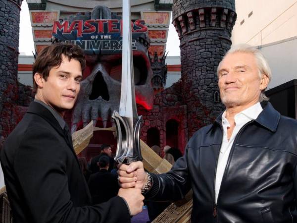 Dolph Lundgren , quien interpretó a He-Man en la película de 1987, también asistió al evento. Aquí es captado sosteniendo la espada de poder con Nicholas Galitzine.