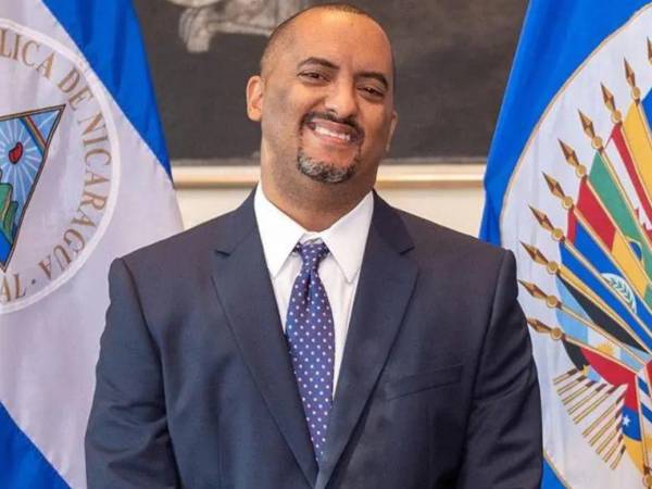 El exdiplomático también denunció que agentes militares intervinieron para cerrar centros y expulsar observadores.