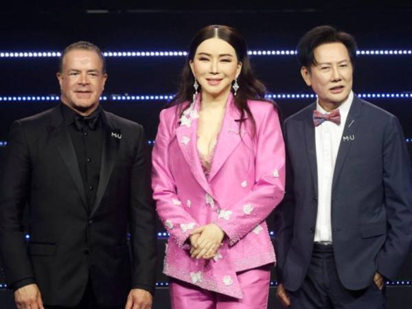 Fotografía de archivo, tomada el 13/03/2025, que muestra de izquierda a derecha al presidente de Miss Universo, Raúl Rocha, la entonces directora ejecutiva del concurso, Anne Jakrajutatip, y el director de la franquicia en Tailandia, Nawat Itsaragrisil, durante una rueda de prensa en Bangkok. EFE/EPA/NARONG SANGNAK