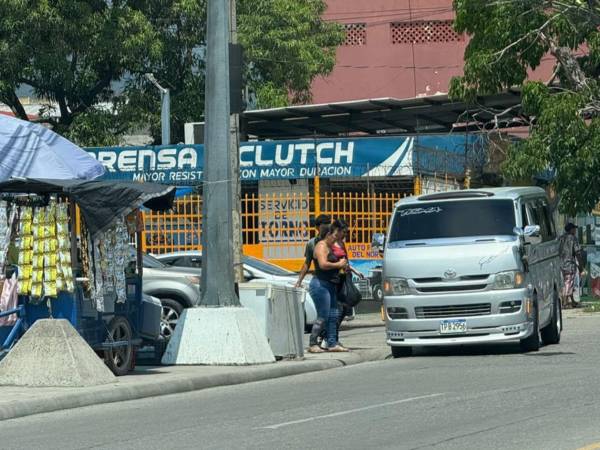 Los conductores de buses rapiditos son señalados por infringir la Ley de Tránsito al cruzar semáforos en rojo y recoger pasajeros en zonas no autorizadas.