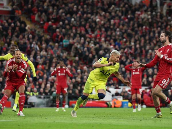 Jugadores del Liverpool celebrando su gol ante el Tottenham.