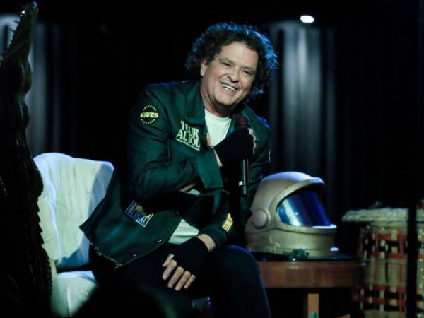 El cantante colombiano Carlos Vives habla en una rueda de prensa este martes, en Bogotá (Colombia).