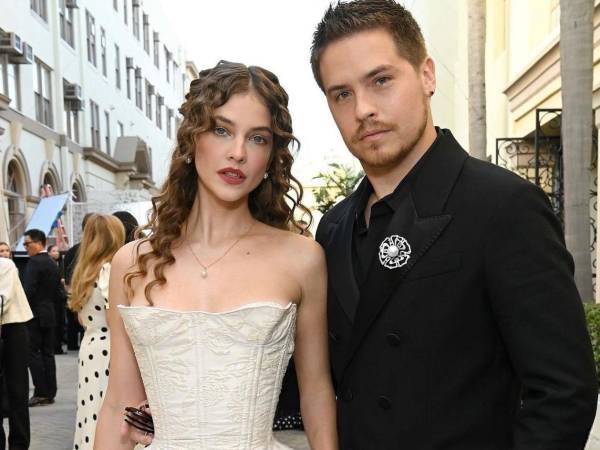 Dylan Sprouse ha llamado la atención en redes sociales por la forma en que demuestra públicamente el amor y la admiración que siente por su esposa, la supermodelo Barbara Palvin. Las imágenes del actor animándola durante su regreso a la pasarela de Victoria's Secret han generado numerosas reacciones, en las que los usuarios lo califican como el «esposo soñado».