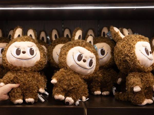 Imagen de archivo de Labubus durante una visita de prensa organizada a Popland, un parque temático inaugurado por la juguetería china Pop Mart, en Pekín, China, el 2 de junio de 2025.