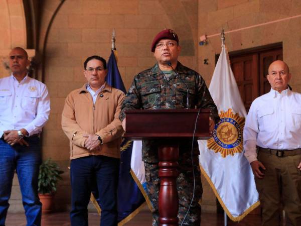 Fotografía cedida por el Ministerio de Gobernación de Guatemala del ministro de Defensa, Henry Saenz, junto a autoridades de Interior, durante una rueda de prensa en Ciudad de Guatemala.