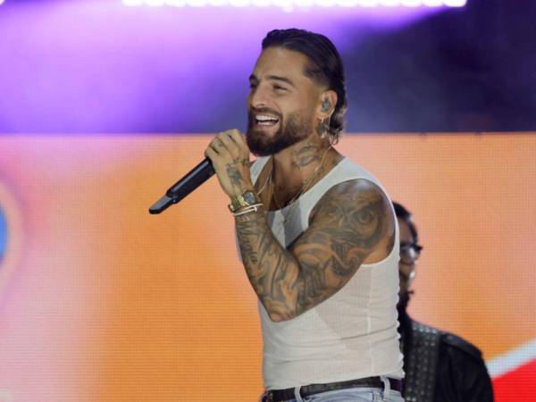 El cantante colombiano Maluma se presentó en el concierto 'Voces por la vida' el domingo.