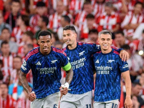 Jugadores del Arsenal celebrando uno de los goles en San Mamés.