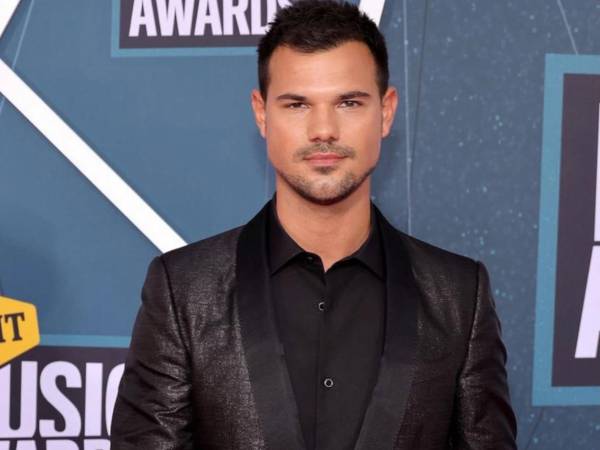 El actor estadounidense Taylor Lautner, conocido por su papel de Jacob Black en la saga Crepúsculo, anunció este jueves que será padre junto a su esposa, Taylor Dome.