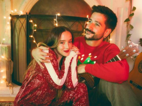 Fotografía cedida por Saumeth que muestra a los cantantes Camilo y su esposa Evaluna, quienes lanzaron 'Navidad en cada esquina', una canción alegre y conmovedora.