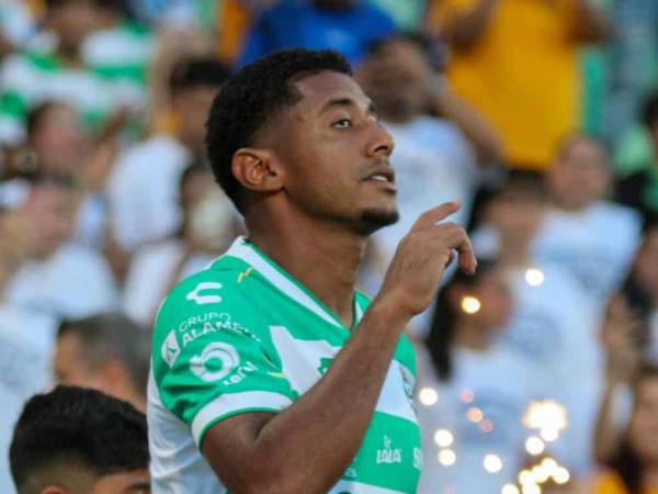 Choco Lozano es duramente cuestionado por la afición del Santos Laguna.
