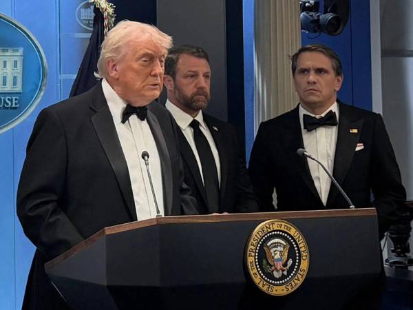El presidente, su esposa y gran parte de los miembros que participaban en la gala tuvieron que ser evacuados tras escucharse varios disparos en la inmediaciones del salón donde se celebraba el tradicional evento.