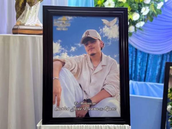 Las imágenes del espacio preparado para despedir a Komanche en El Salvador comenzaron a circular en redes sociales y han despertado nuevas muestras de tristeza entre sus seguidores. El streamer salvadoreño regresó así a la comunidad donde creció para recibir el último adiós de familiares, amigos y personas cercanas.