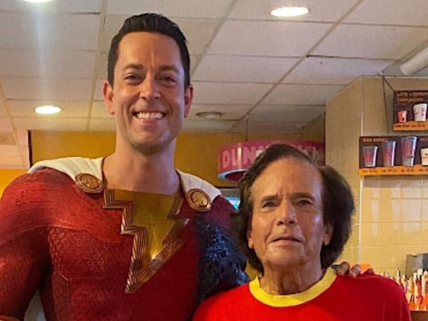 Michael Gray posa junto a Zachary Levi durante su participación especial en Shazam! Fury of the Gods 2023, película en la que Gray realizó una aparición especial como parte de un homenaje a la historia de la franquicia.