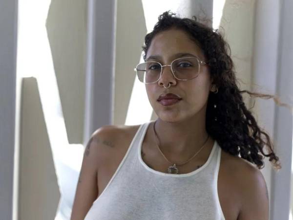 La cantante dominicana Tokischa presenta un nuevo tema musical.