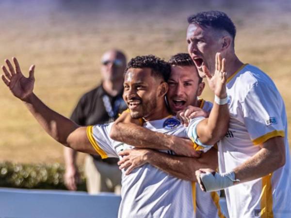 Juan Carlos Obregón celebrando su primer gol con sus compañeros.