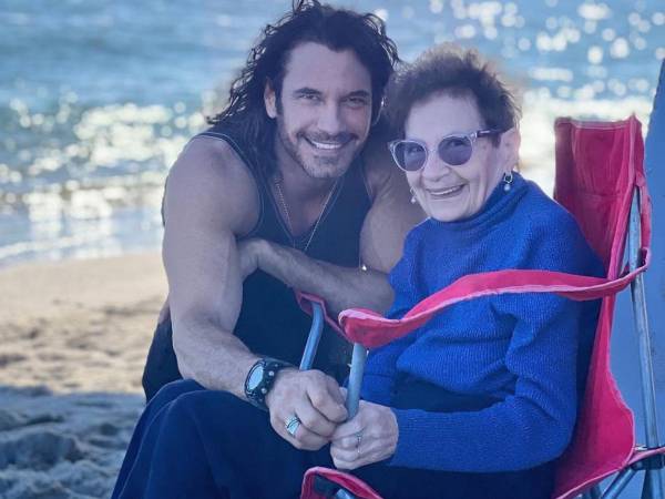 El actor cubano Mario Cimarro informó a través de sus redes sociales el fallecimiento de su madre, María Paz, quien durante años se desempeñó como maestra y fue recordada por su hijo como una mujer ejemplar que luchó contra el Alzheimer.