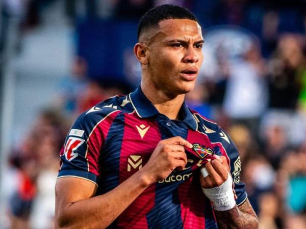 Kervin Arriaga jugando con el Levante en LaLiga de España.