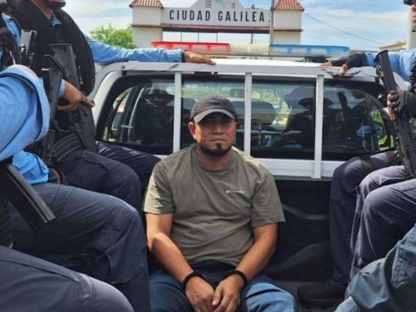 <b>En un nuevo golpe contra estructuras vinculadas al crimen organizado, agentes de la Dirección Policial de Investigaciones (DPI), a través de la Dirección de Asuntos Especiales Tácticos (DAET), ejecutaron un allanamiento en la Residencial Galileas, donde decomisaron armas de fuego, equipo táctico y uniformes policiales.</b>