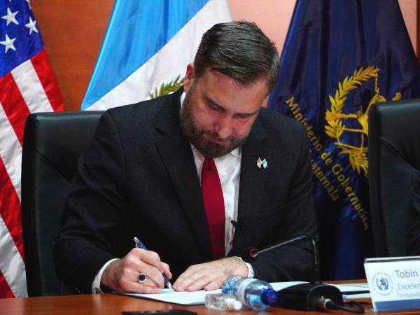 El embajador Bradley subrayó que la medida es otro golpe contra estos grupos. Un golpe contra las pandillas que han intentado desestabilizar al pueblo de Guatemala.