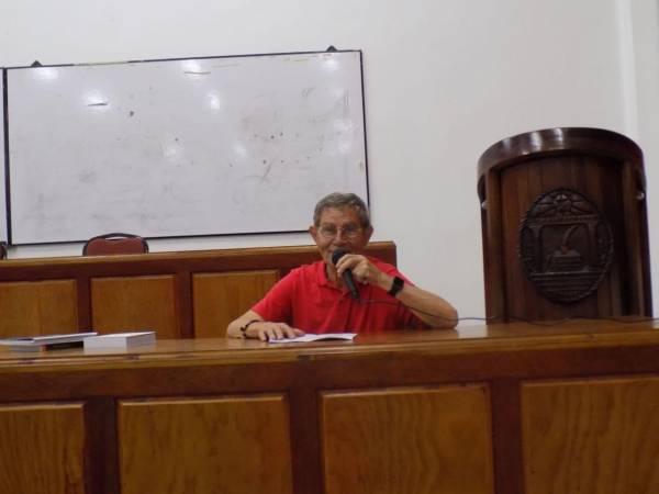 Atanasio Herranz expuso sobre las características del idioma español y de otras lenguas habladas en Honduras.