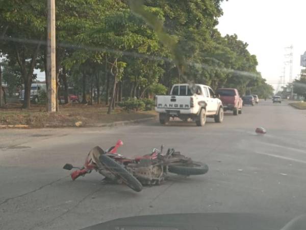 Así quedó la motocicleta, cuyo conductor falleció en el segundo anillo frente a una reconocida maquila.