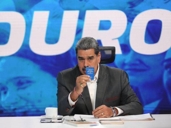 Fotografía del 25 de agosto de 2025 cedida por Palacio de Miraflores del presidente de Venezuela, Nicolás Maduro, hablando durante su programa de televisión semanal Con Maduro +, en Caracas (Venezuela).