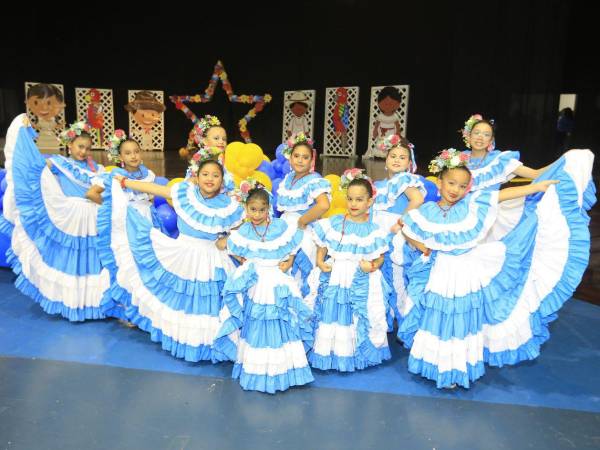 Las niñas del Cuadro de Danzas Folklóricas de la Escuela Internacional Sampedrana se robaron el show con su presentación como anfitrionas.