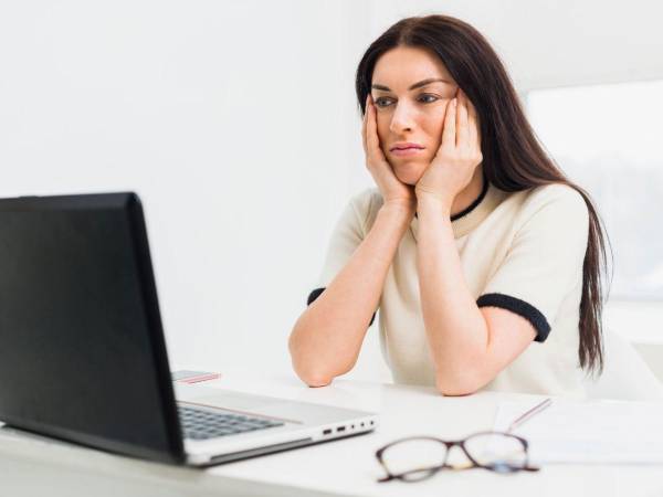 Si la tristeza es grave, persiste durante semanas, o se tienen pensamientos suicidas vaya a terapia.