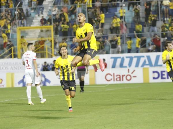 El festejo de Eddie Hernández tras marcar el empate del Real España ante el Olimpia.