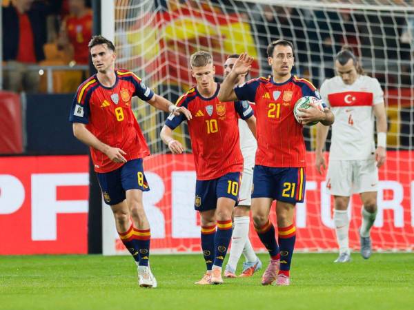 Jugadores de España celebrando.