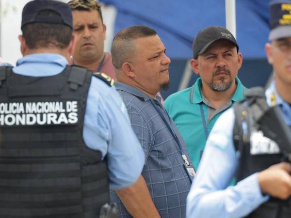 Este viernes continúa la aglomeración de clientes en las afueras de la sede de Koriun Inversiones en Choloma, Cortés.