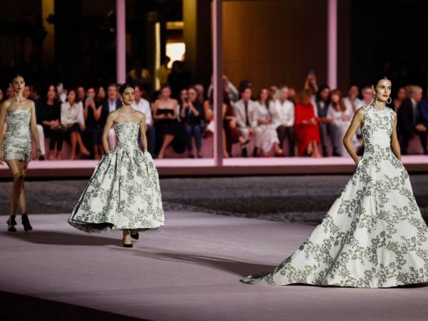 Desfile de la firma Carolina Herrera en el marco de la Mercedes-Benz Madrid Fashion Week, que presenta su colección primavera-verano 2026, este jueves en la Plaza Mayor de Madrid.