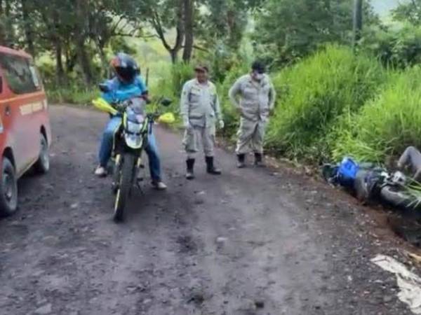 Bomberos rescatan a motociclista fondiado tras una fuerte ingesta de bebidas embriagantes.