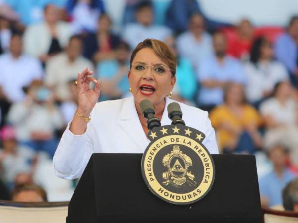 Presidenta Xiomara Castro durante su discurso en los desfiles del 15 de septiembre en el estadio Nacional Chelato Uclés.