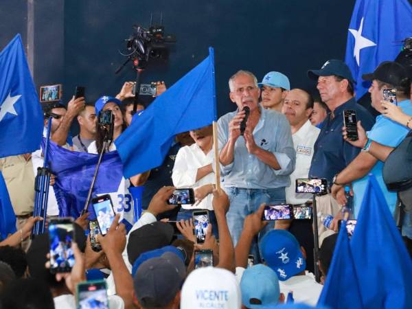 Nasry Asfura, candidato presidencial por el partido Nacional, durante una concentración política.