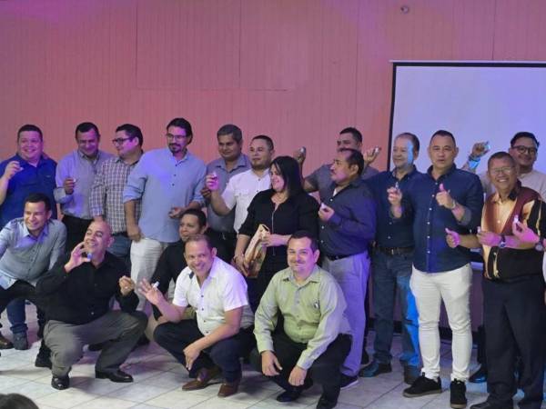 En un ambiente lleno de alegría y fraternidad, el personal de la Dirección Departamental de Educación en Cortés celebró el Día del Padre con una significativa actividad organizada por la Dirección Municipal de San Pedro Sula y su equipo de trabajo.