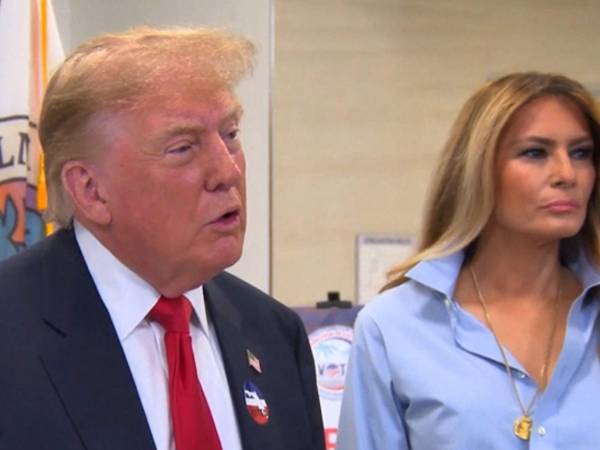 El presidente Donald Trump y la primera dama, Melania Trump, votaron este sábado en la oficina del Supervisor de Elecciones del Condado de Palm Beach.