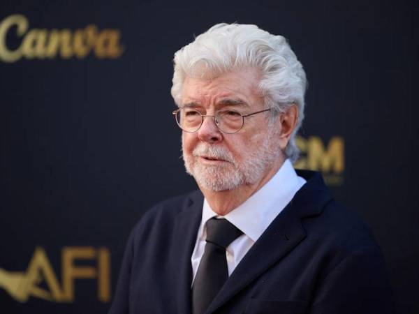 George Lucas es un cineasta estadounidense principalmente conocido por crear las franquicias de Star Wars e Indiana Jones y fundar Lucasfilm, LucasArts e Industrial Light &amp; Magic.